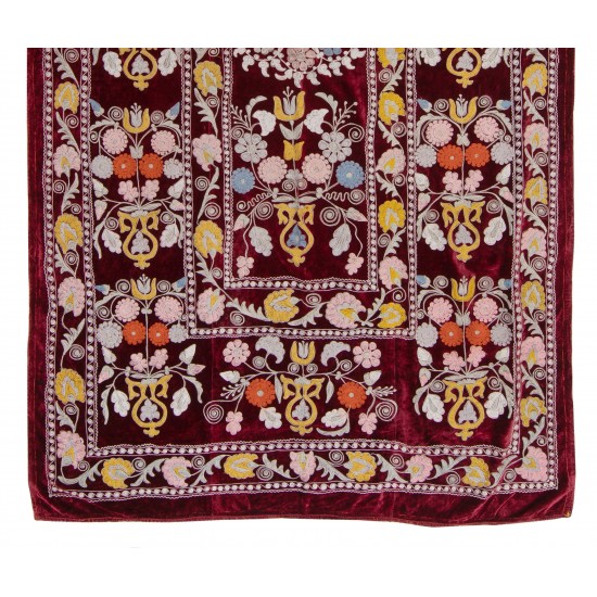 Silk Hand Embroidered Bed Cover, Vintage Suzani Wall Hanging from Uzbekistan. 4 x 7 Ft (124 x 214 cm)