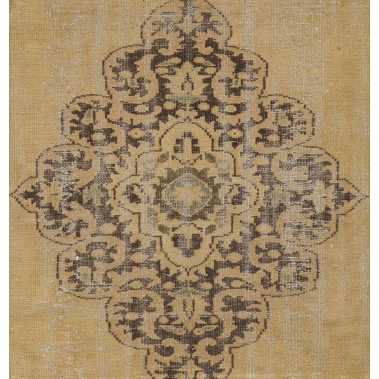 Traditional Vintage Handmade Turkish Wool Area Rug. 6.9 x 10.3 Ft (210 x 312 cm)